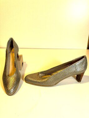Vintage STUART WEITZMAN Perforated Gold Leather Mid-Heel Pumps. Size 8.5 Narrow